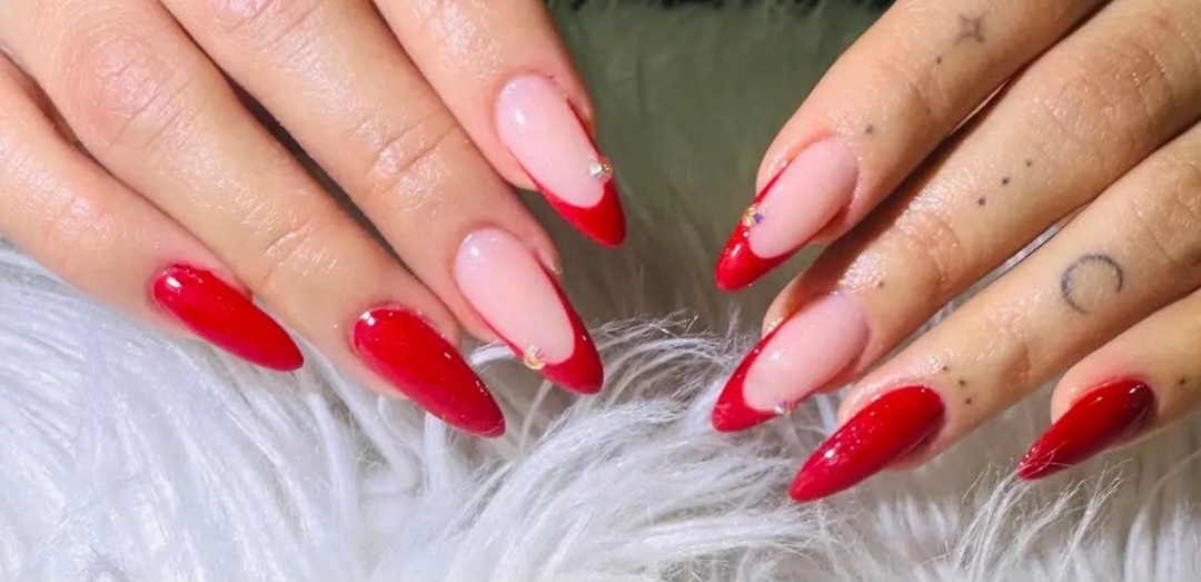 Elena trabajando en el salón Luxurynails